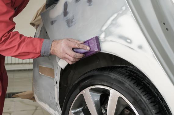 Enlever une rayure sur sa carrosserie Comment enlever une rayure profonde  sur la carrosserie d'une voiture