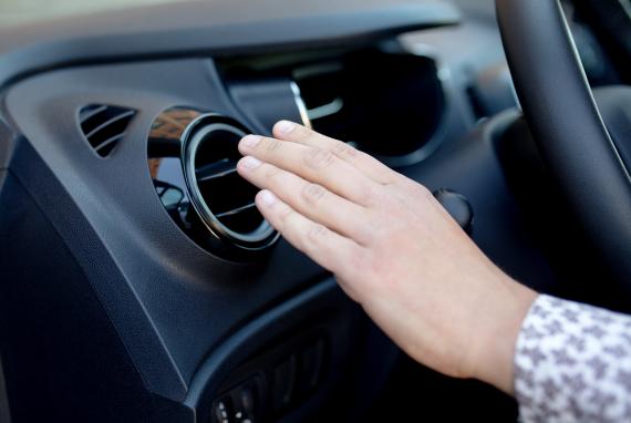 Quand faut-il recharger une clim de voiture ?