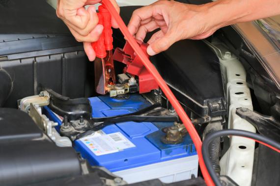 Conseils pratiques pour survolter la batterie d’une auto