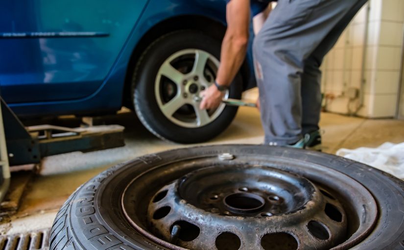 Comment réparer un pneu crevé : astuces pour redonner vie à votre véhicule