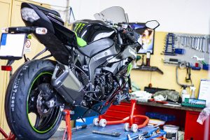 Comment diagnostiquer les problèmes de freins sur une moto BMW ?