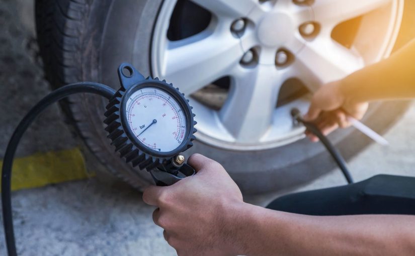 Vérifiez régulièrement la pression des pneus de votre voiture pour éviter une crevaison