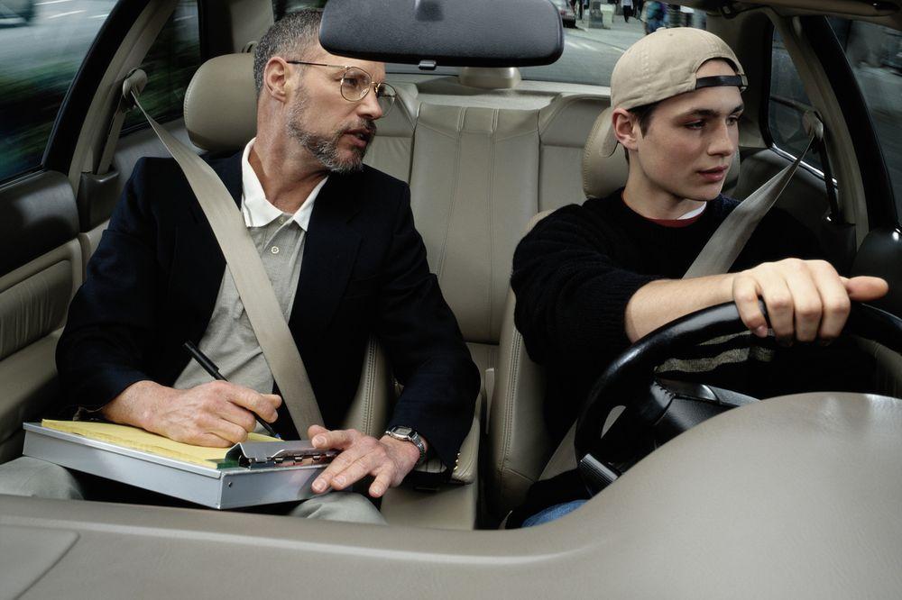 Réussir le permis en solo : les démarches et avantages de la location de véhicule d’auto-école
