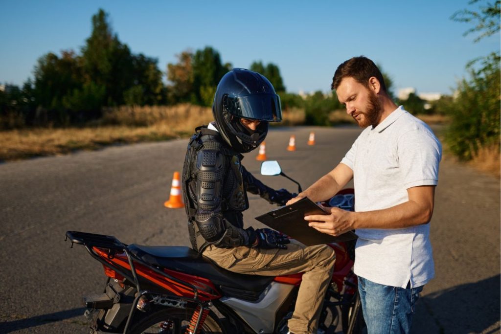 Inscrivez-vous à notre cours de préparation au permis moto et prenez la route en toute confiance!